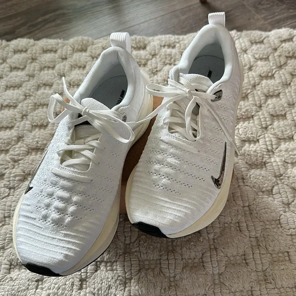 Women’s Nike InfinityRN 4 | White and Silver | Size 9 - Picture 2 of 4